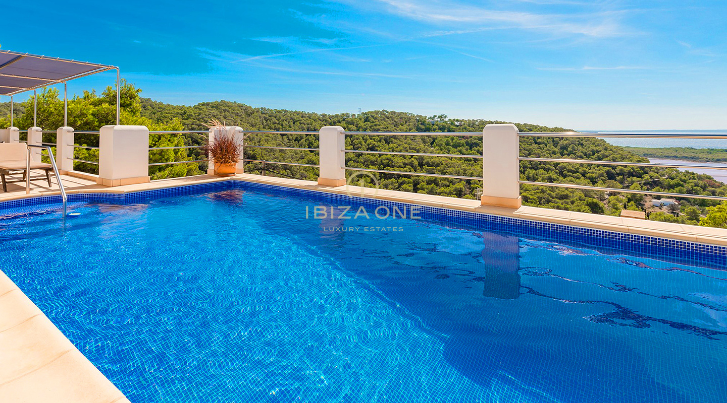 Gepflegte Villa mit Blick auf das Meer, Salinas und spektakuläre Sonnenuntergänge in Richtung Es Vedra zu verkaufen, Ibiza