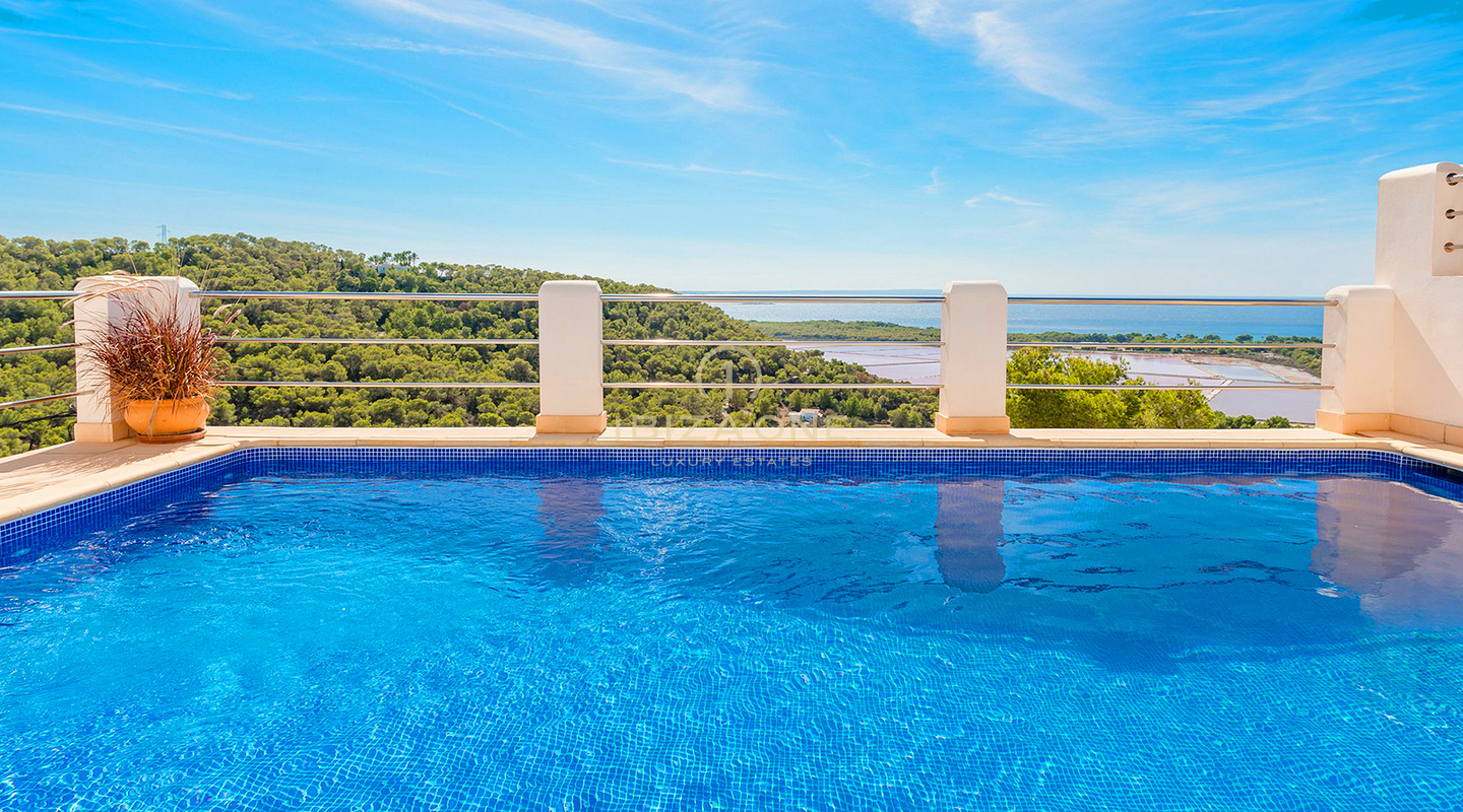 Gepflegte Villa mit Blick auf das Meer, Salinas und spektakuläre Sonnenuntergänge in Richtung Es Vedra zu verkaufen, Ibiza