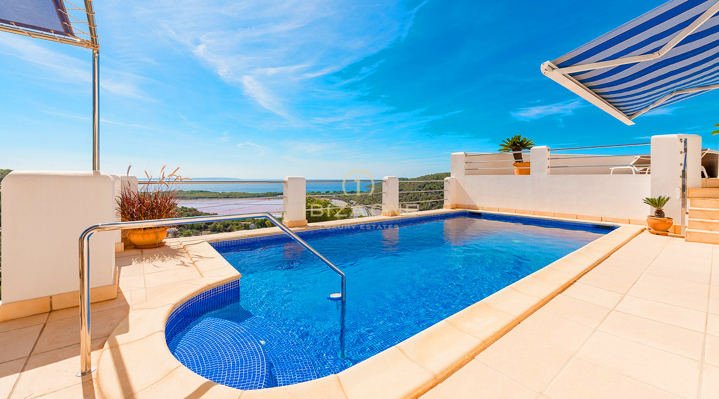 Gepflegte Villa mit Blick auf das Meer, Salinas und spektakuläre Sonnenuntergänge in Richtung Es Vedra zu verkaufen, Ibiza