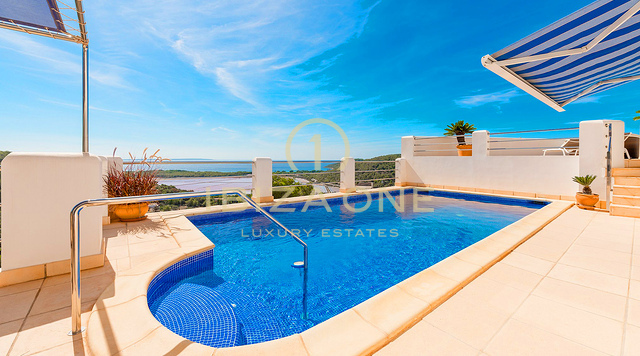 Gepflegte Villa mit Blick auf das Meer, Salinas und spektakuläre Sonnenuntergänge in Richtung Es Vedra zu verkaufen, Ibiza