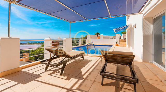 Gepflegte Villa mit Blick auf das Meer, Salinas und spektakuläre Sonnenuntergänge in Richtung Es Vedra zu verkaufen, Ibiza