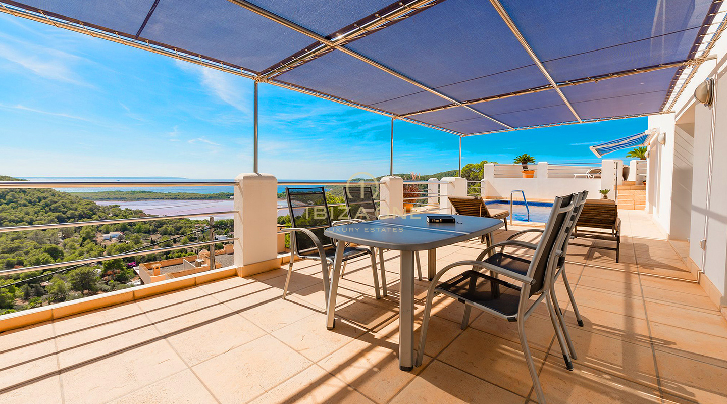 Gepflegte Villa mit Blick auf das Meer, Salinas und spektakuläre Sonnenuntergänge in Richtung Es Vedra zu verkaufen, Ibiza