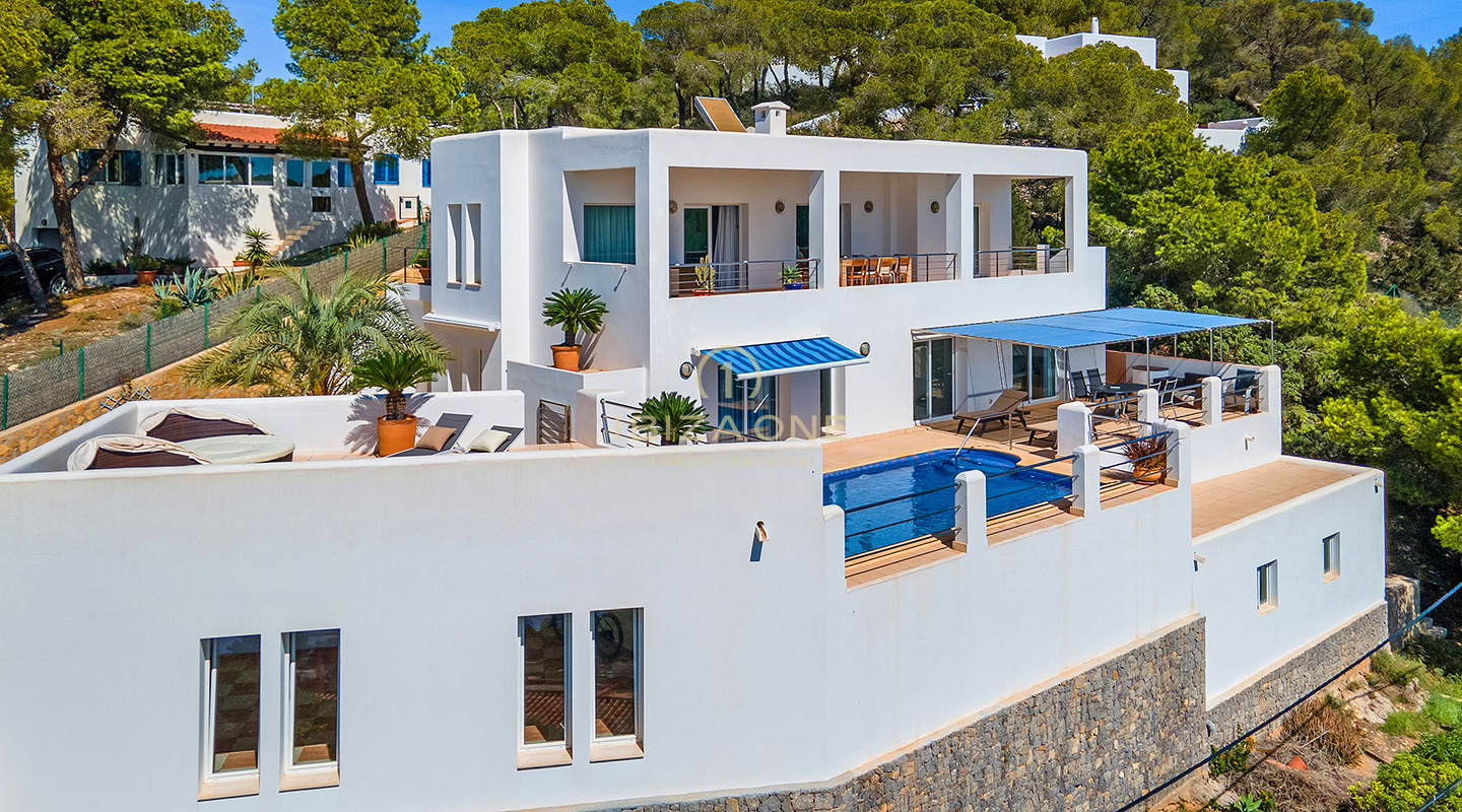 Gepflegte Villa mit Blick auf das Meer, Salinas und spektakuläre Sonnenuntergänge in Richtung Es Vedra zu verkaufen, Ibiza