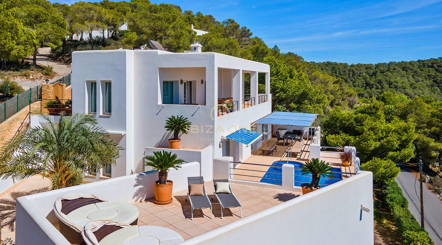 Gepflegte Villa mit Blick auf das Meer, Salinas und spektakuläre Sonnenuntergänge in Richtung Es Vedra zu verkaufen, Ibiza