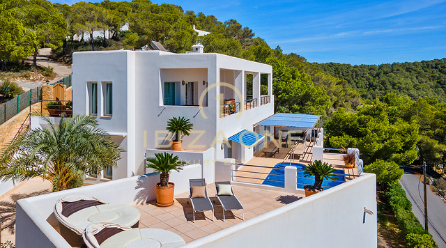 Villa bien mantenida en venta con vistas al mar, Salinas y espectaculares puestas de sol hacia Es Vedra, Ibiza