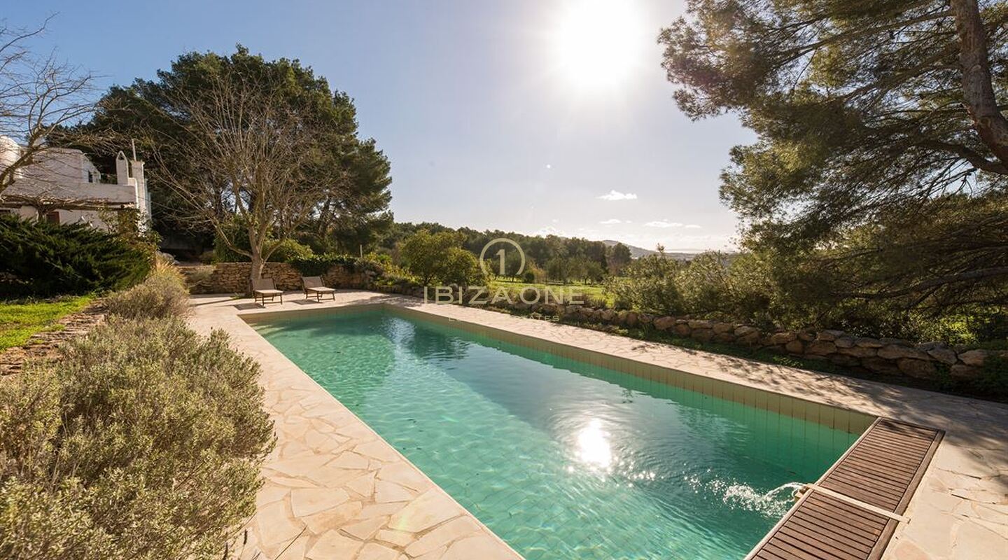 Charmante Ibiza finca in de buurt van Santa Gertrudis met uitzicht op Dalt Vila te koop
