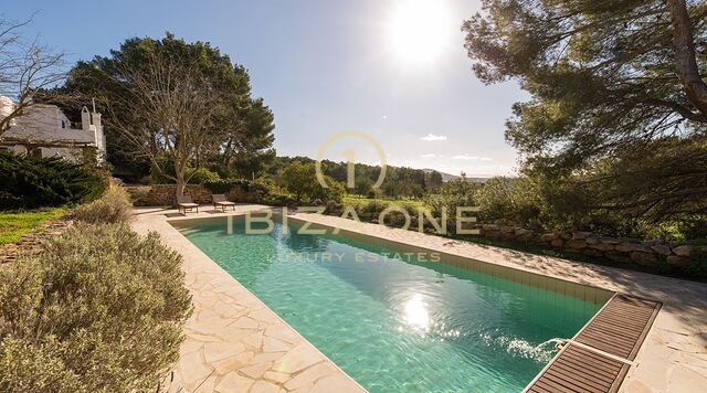Charmante Ibiza Finca bei Santa Gertrudis mit Blick auf Dalt Vila zum Verkauf