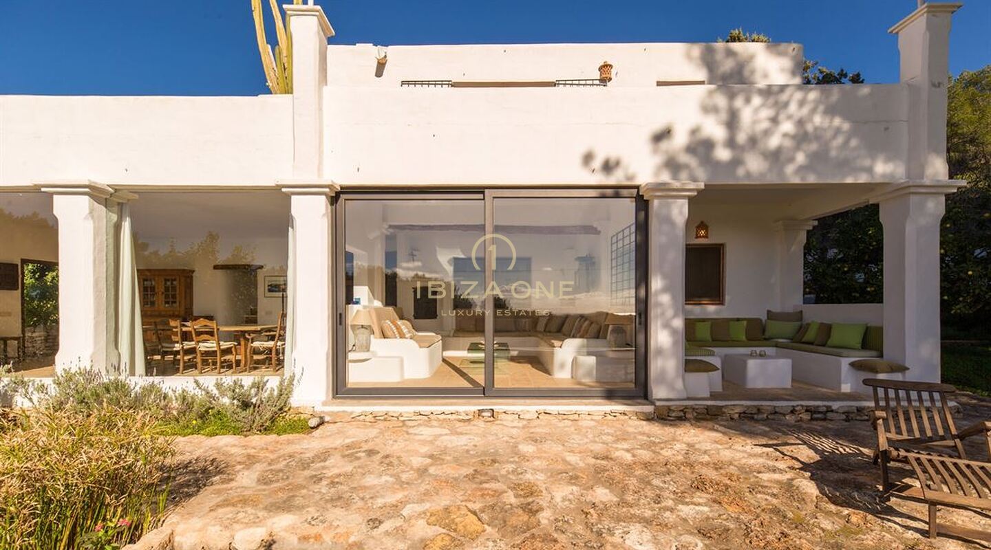 Charmante Ibiza finca in de buurt van Santa Gertrudis met uitzicht op Dalt Vila te koop