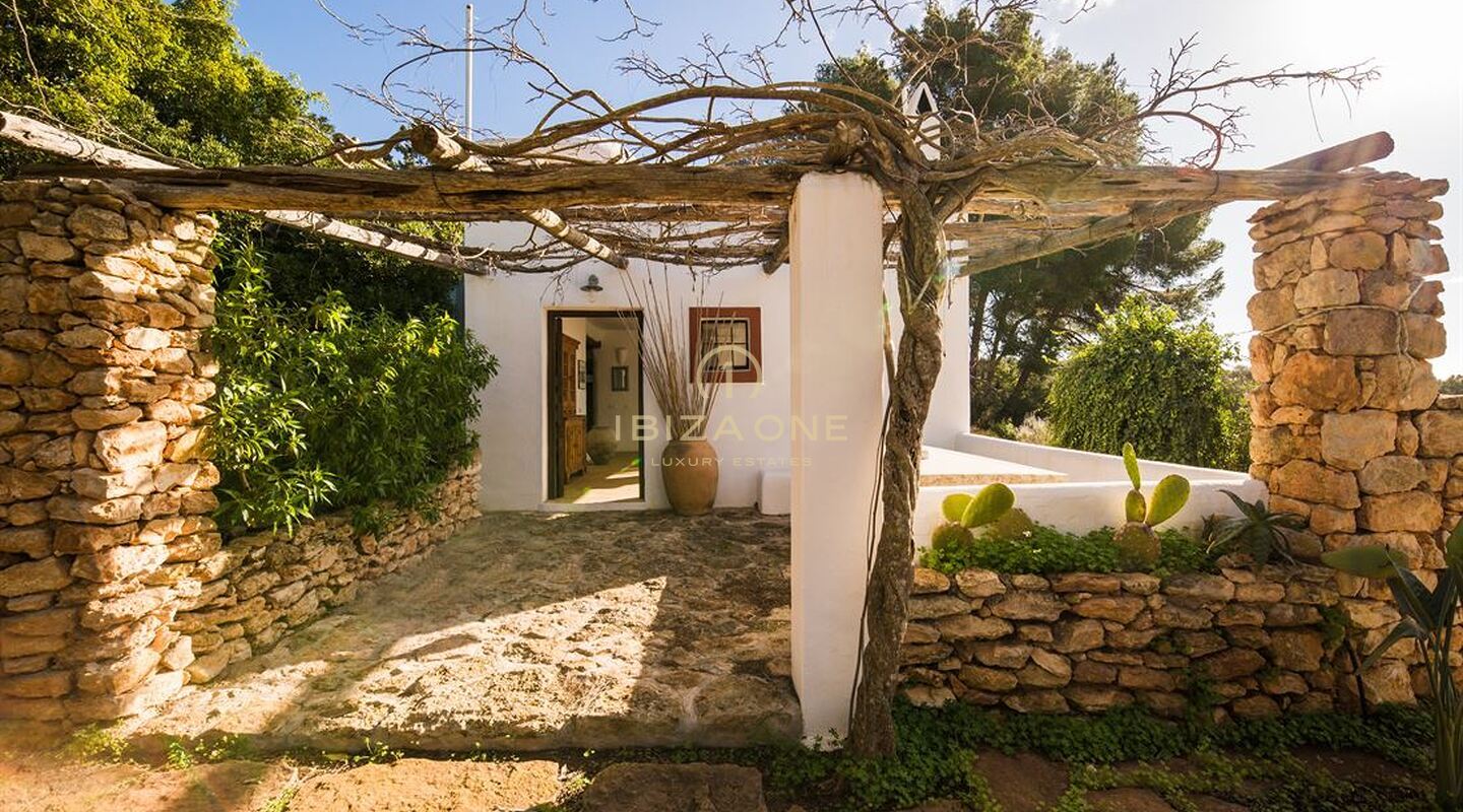 Charmante Ibiza finca in de buurt van Santa Gertrudis met uitzicht op Dalt Vila te koop