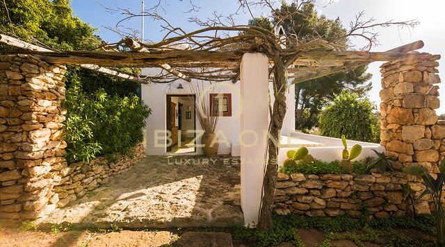 Charmante Ibiza finca in de buurt van Santa Gertrudis met uitzicht op Dalt Vila te koop