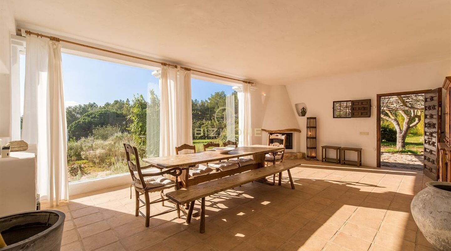 Charmante Ibiza finca in de buurt van Santa Gertrudis met uitzicht op Dalt Vila te koop