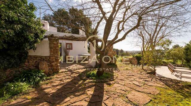 Charmante Ibiza finca in de buurt van Santa Gertrudis met uitzicht op Dalt Vila te koop
