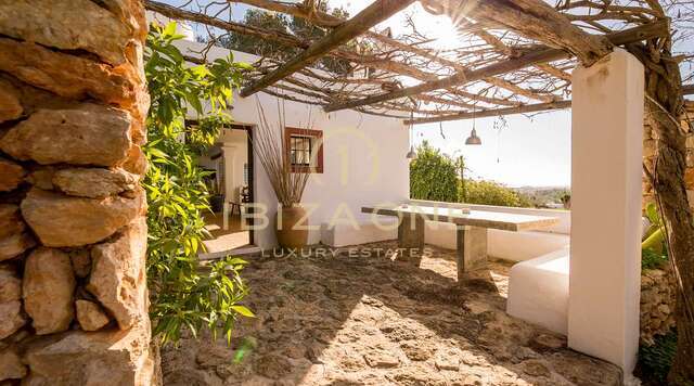 Charmante Ibiza finca in de buurt van Santa Gertrudis met uitzicht op Dalt Vila te koop