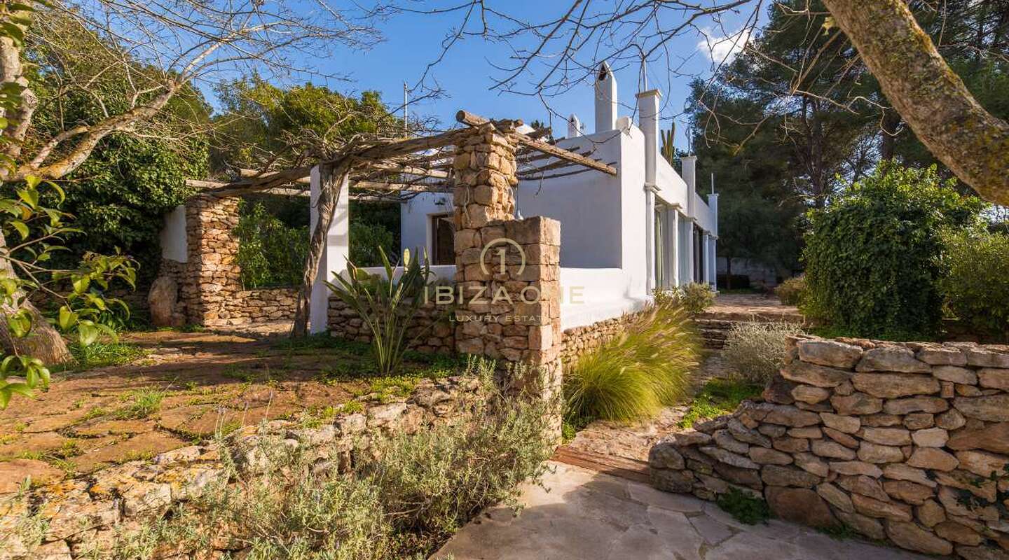 Charmante Ibiza finca in de buurt van Santa Gertrudis met uitzicht op Dalt Vila te koop