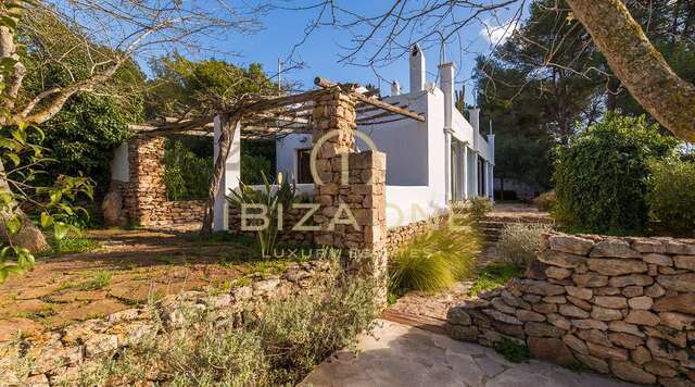 Charmante Ibiza finca in de buurt van Santa Gertrudis met uitzicht op Dalt Vila te koop