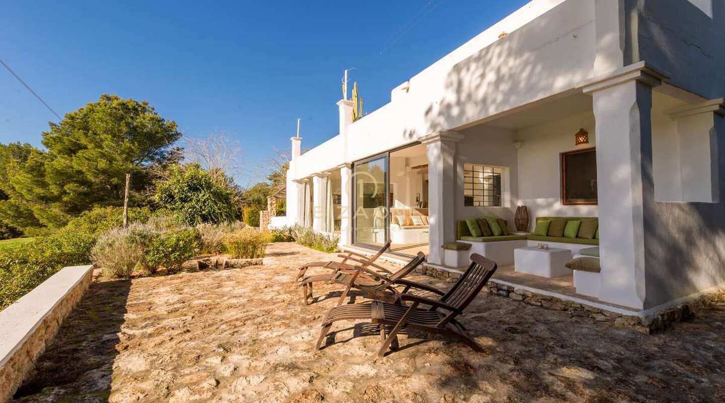 Charmante Ibiza finca in de buurt van Santa Gertrudis met uitzicht op Dalt Vila te koop