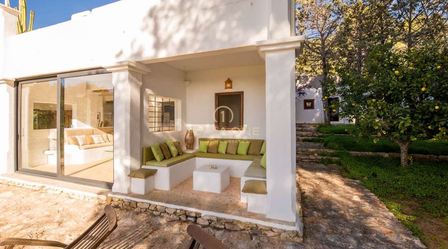 Charmante Ibiza finca in de buurt van Santa Gertrudis met uitzicht op Dalt Vila te koop