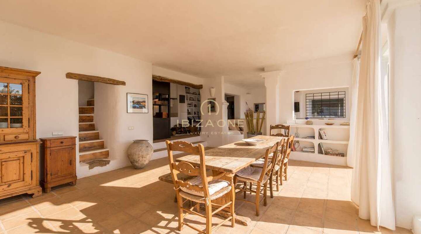 Charmante Ibiza finca in de buurt van Santa Gertrudis met uitzicht op Dalt Vila te koop