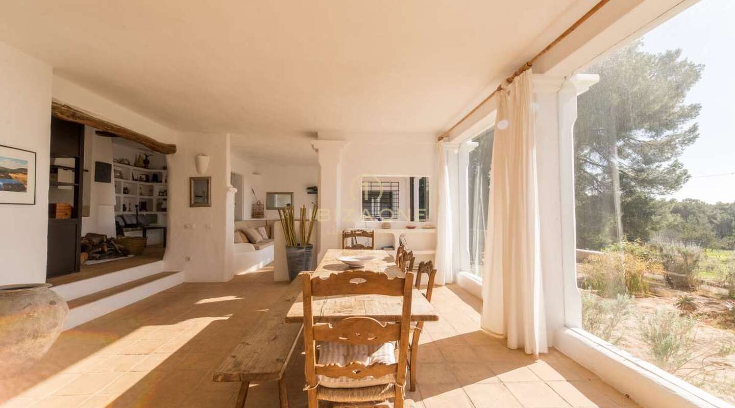 Affascinante finca di Ibiza vicino a Santa Gertrudis con vista su Dalt Vila in vendita