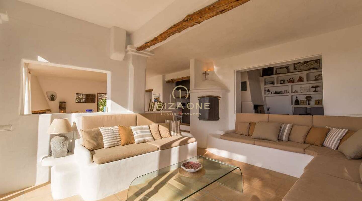 Charmante Ibiza finca in de buurt van Santa Gertrudis met uitzicht op Dalt Vila te koop