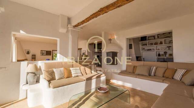 Charmante Ibiza finca in de buurt van Santa Gertrudis met uitzicht op Dalt Vila te koop