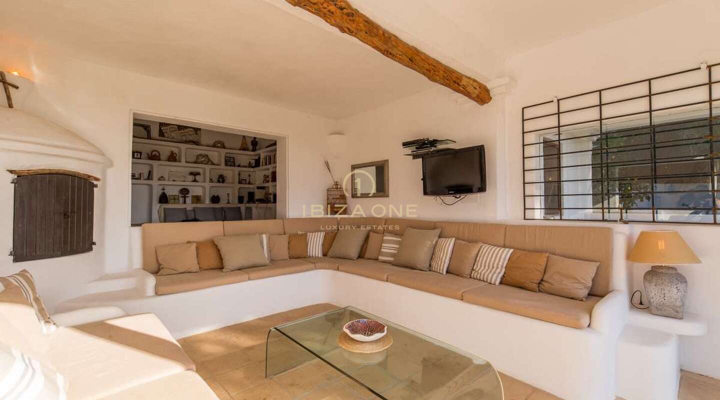 Charmante Ibiza finca in de buurt van Santa Gertrudis met uitzicht op Dalt Vila te koop