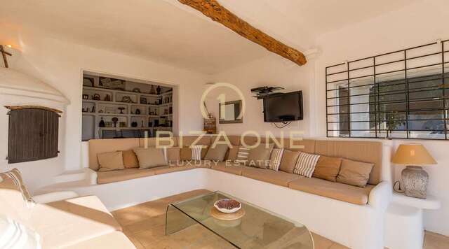 Charmante Ibiza finca in de buurt van Santa Gertrudis met uitzicht op Dalt Vila te koop