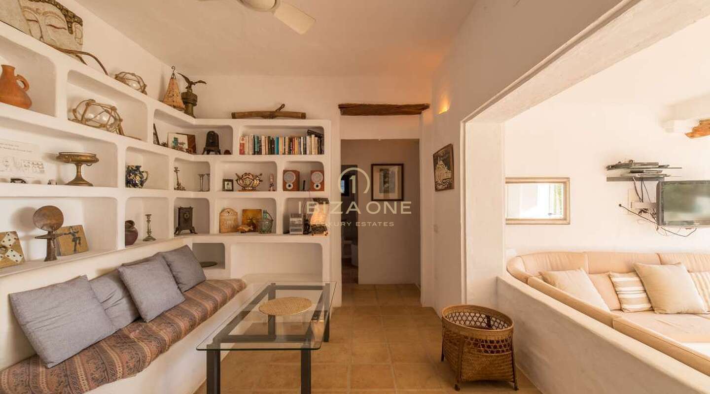 Charmante Ibiza finca in de buurt van Santa Gertrudis met uitzicht op Dalt Vila te koop