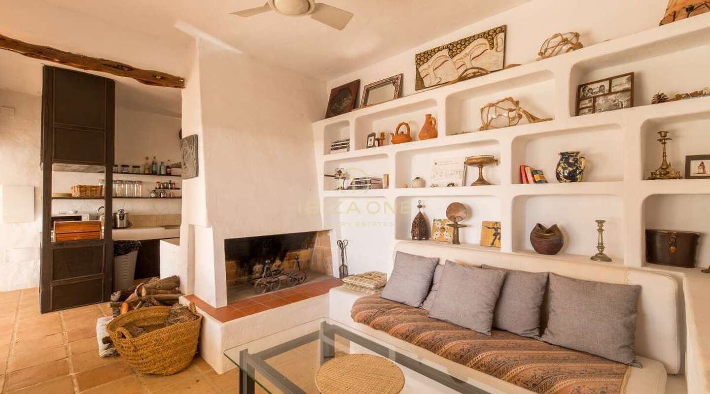 Charmante Ibiza finca in de buurt van Santa Gertrudis met uitzicht op Dalt Vila te koop