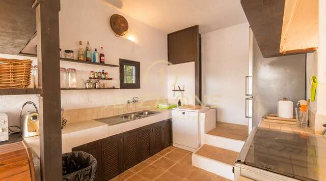 Charmante Ibiza finca in de buurt van Santa Gertrudis met uitzicht op Dalt Vila te koop