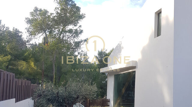 فيلا فاخرة للغاية حديثة البناء مطلة على البحر مع إمكانية الوصول المباشر إلى البحر للبيع في إيبيزا