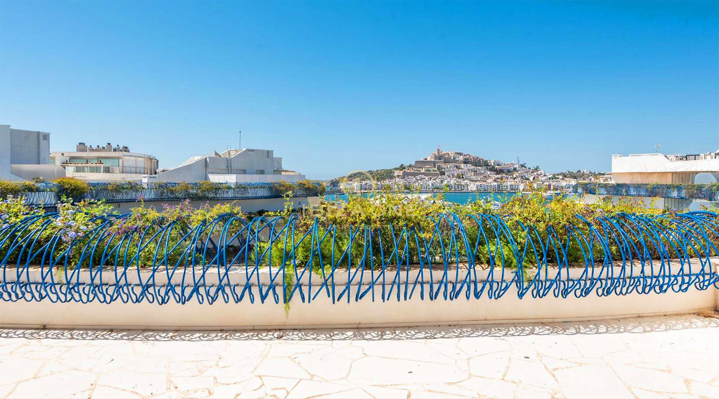Erstaunliches Penthouse mit zentralem Blick auf Dalt Vila und das Meer zu verkaufen
