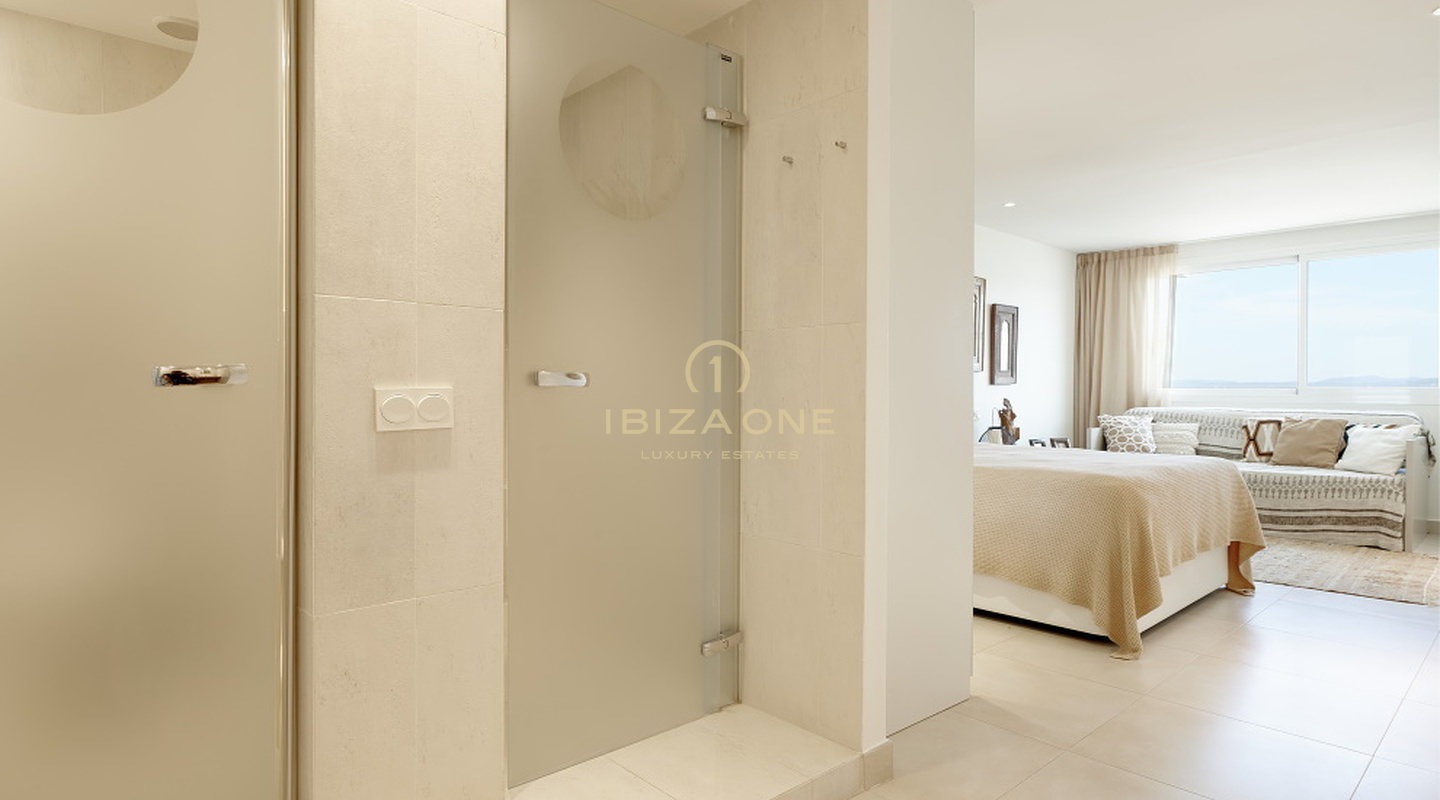 Vendesi bellissimo appartamento con 3 camere da letto con vista mare