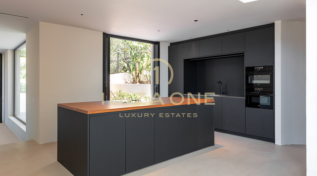 Exklusive Immobilie auf Ibiza: Schlüsselfertige Luxusvilla mit Meerblick und voll ausgestattetem Smart-Home-System in Cas Mut zu verkaufen, Ibiza