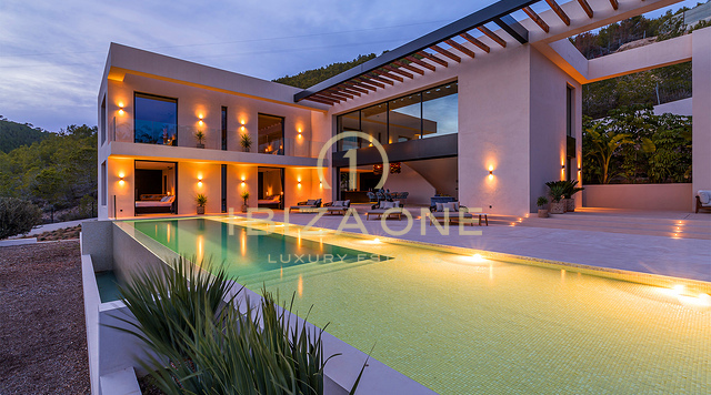 Proprietà di lusso a Ibiza: villa di lusso chiavi in mano con vista mare e domotica completa in vendita a Cas Mut, Ibiza