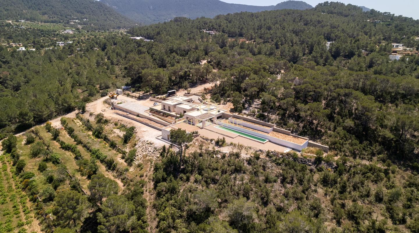 Geniet van de zonsondergang: iconische luxe villa op Ibiza met 945 m², oneindig uitzicht en totale privacy te koop in Cala Tarida, Ibiza.
