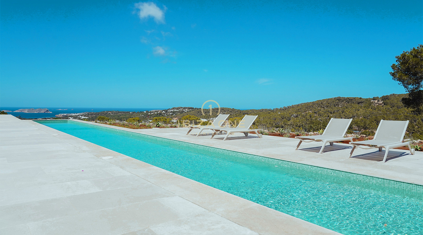 Sea dueño de la puesta de sol: Villa de lujo icónica en Ibiza con 945 m², vistas infinitas y total privacidad en venta en Cala Tarida, Ibiza.