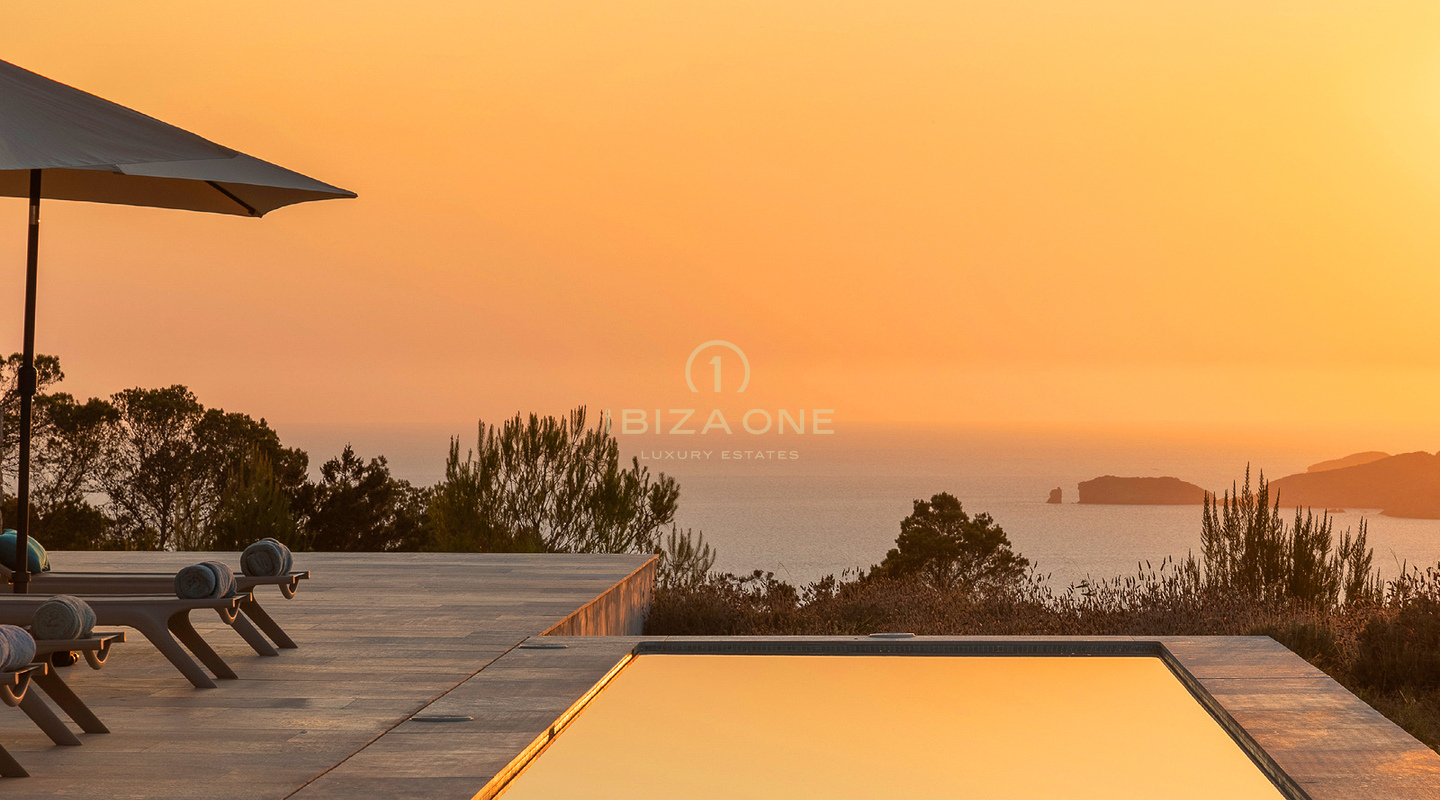 Dominez le coucher du soleil : villa de luxe emblématique à Ibiza, d'une superficie de 945 m², offrant une vue imprenable et une intimité totale, à vendre à Cala Tarida, Ibiza.