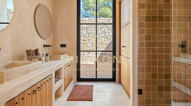 Dominez le coucher du soleil : villa de luxe emblématique à Ibiza, d'une superficie de 945 m², offrant une vue imprenable et une intimité totale, à vendre à Cala Tarida, Ibiza.