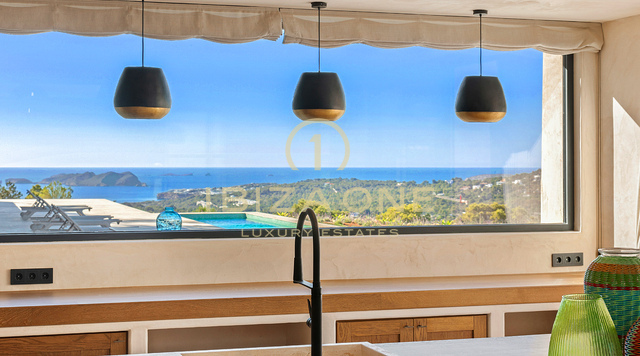 Sea dueño de la puesta de sol: Villa de lujo icónica en Ibiza con 945 m², vistas infinitas y total privacidad en venta en Cala Tarida, Ibiza.