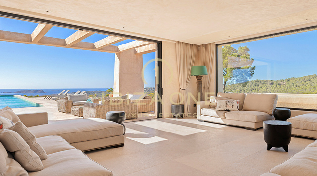 Sea dueño de la puesta de sol: Villa de lujo icónica en Ibiza con 945 m², vistas infinitas y total privacidad en venta en Cala Tarida, Ibiza.