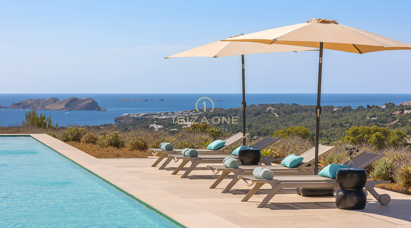 Sea dueño de la puesta de sol: Villa de lujo icónica en Ibiza con 945 m², vistas infinitas y total privacidad en venta en Cala Tarida, Ibiza.