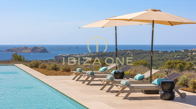 Sea dueño de la puesta de sol: Villa de lujo icónica en Ibiza con 945 m², vistas infinitas y total privacidad en venta en Cala Tarida, Ibiza.