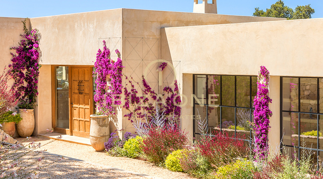 Sea dueño de la puesta de sol: Villa de lujo icónica en Ibiza con 945 m², vistas infinitas y total privacidad en venta en Cala Tarida, Ibiza.