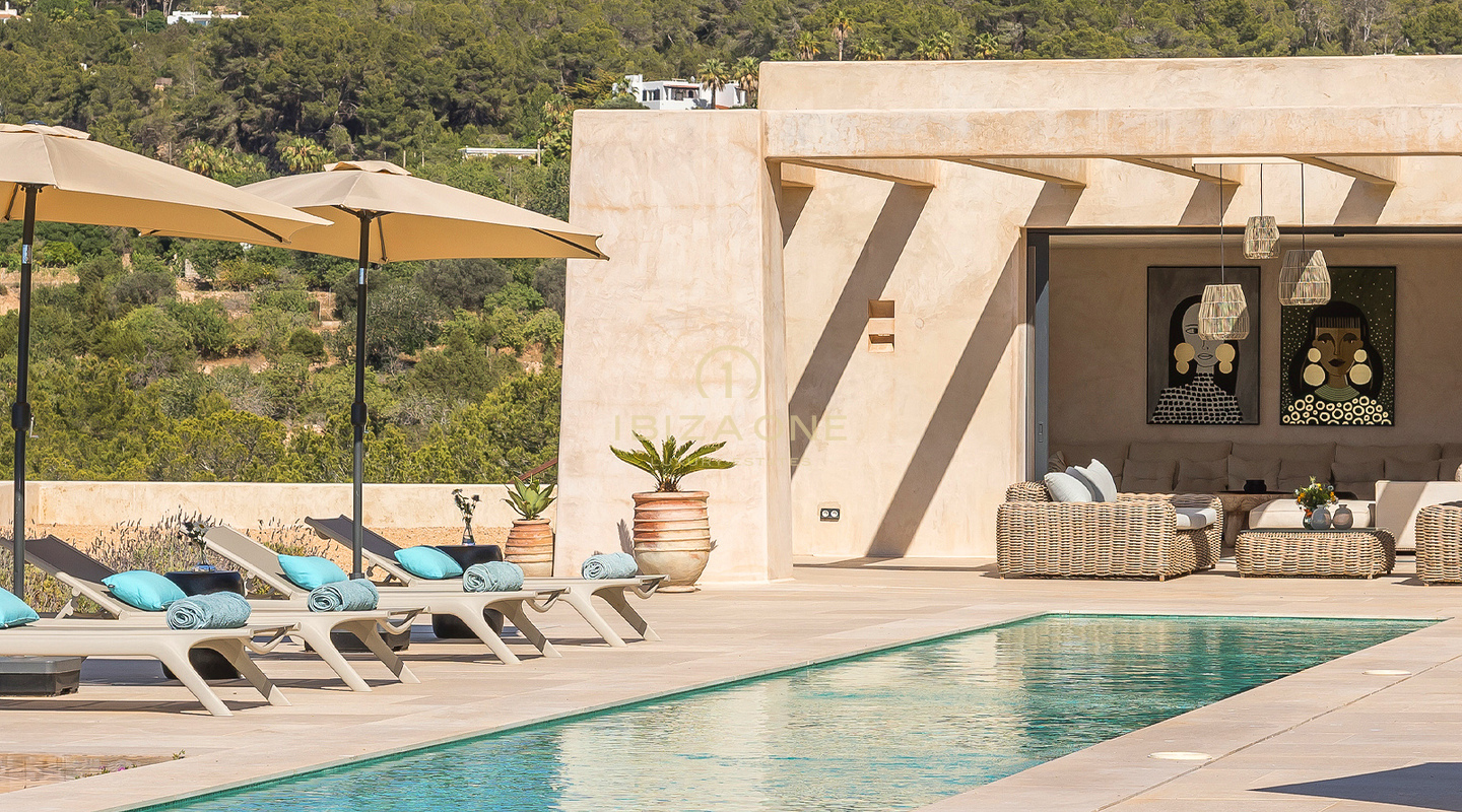 Sea dueño de la puesta de sol: Villa de lujo icónica en Ibiza con 945 m², vistas infinitas y total privacidad en venta en Cala Tarida, Ibiza.