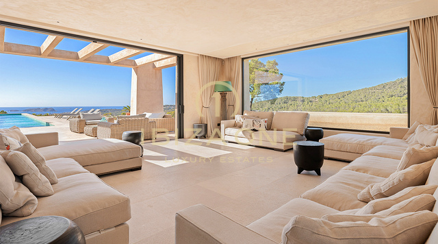 Geniet van de zonsondergang: iconische luxe villa op Ibiza met 945 m², oneindig uitzicht en totale privacy te koop in Cala Tarida, Ibiza.