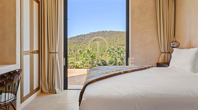 Dominez le coucher du soleil : villa de luxe emblématique à Ibiza, d'une superficie de 945 m², offrant une vue imprenable et une intimité totale, à vendre à Cala Tarida, Ibiza.
