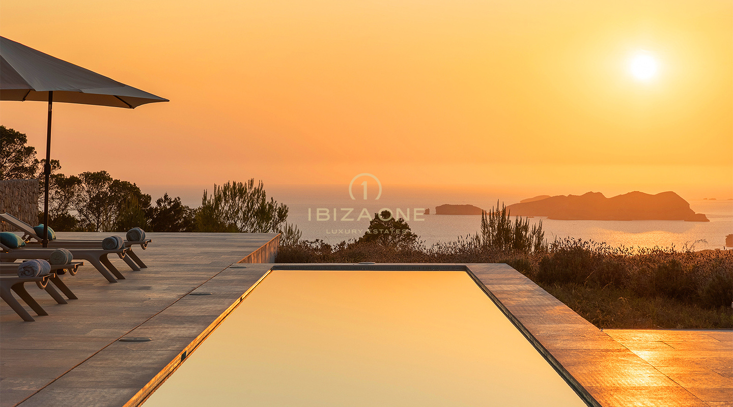 Dominez le coucher du soleil : villa de luxe emblématique à Ibiza, d'une superficie de 945 m², offrant une vue imprenable et une intimité totale, à vendre à Cala Tarida, Ibiza.