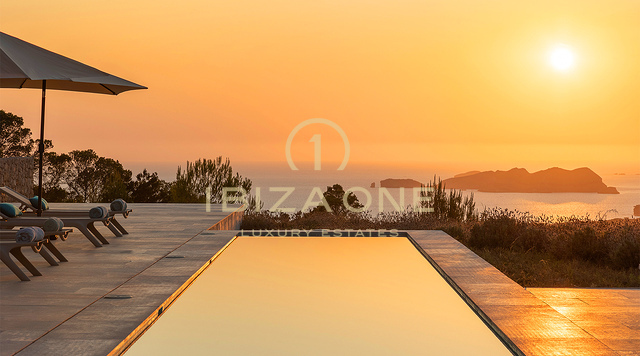 Sea dueño de la puesta de sol: Villa de lujo icónica en Ibiza con 945 m², vistas infinitas y total privacidad en venta en Cala Tarida, Ibiza.