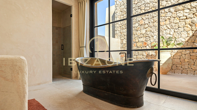 Dominez le coucher du soleil : villa de luxe emblématique à Ibiza, d'une superficie de 945 m², offrant une vue imprenable et une intimité totale, à vendre à Cala Tarida, Ibiza.